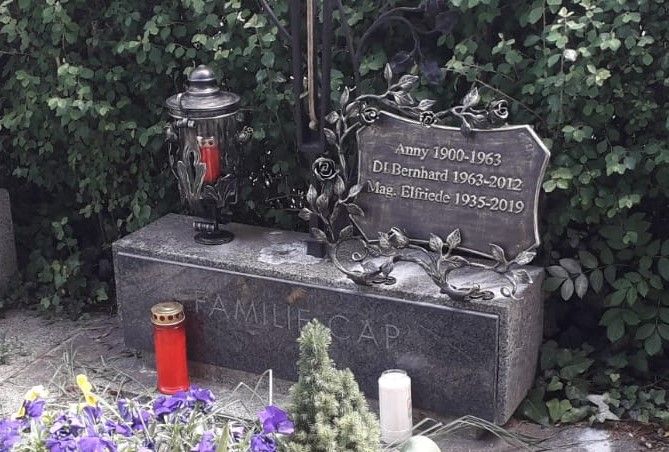 Grabtafel und Laterne mit Rosen