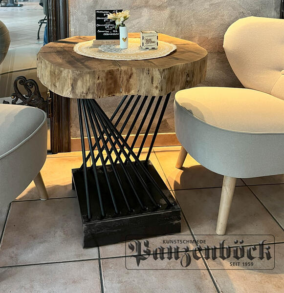 Tischgestell aus Schmiedeeisen mit Baumscheibe