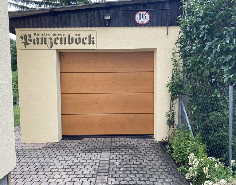 Hörmann Garagensektionaltor LPU40 mit Holzauflage ohne Motivfräsung