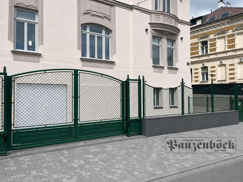 Krippgitter Schiebetor mit Torantrieb