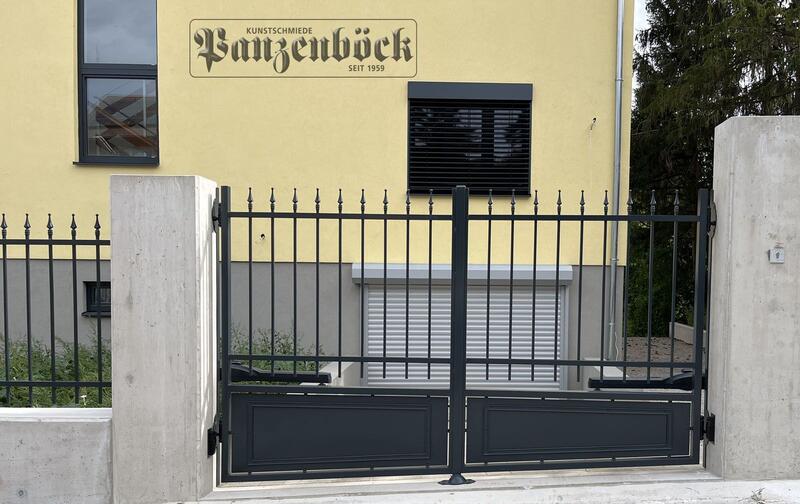 Einfahrtstor Schmiedeeisen mit Torantrieb in Wien