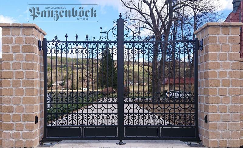 Einfahrtstor Schmiedeeisen mit Unterflurtorantrieb