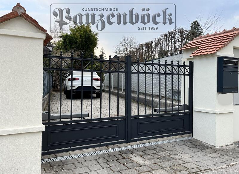 Einfahrtstor Schmiedeeisen mit Torantrieb in Mödling