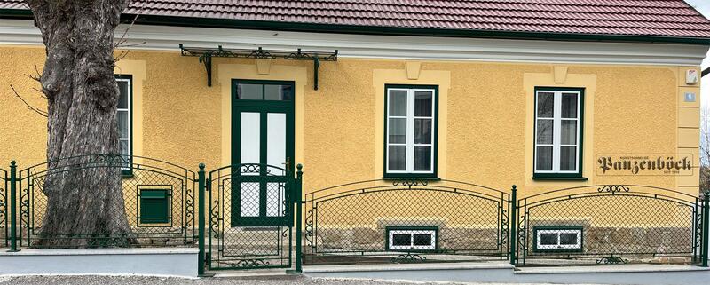 Rippgitterzaun und Tor in Baden