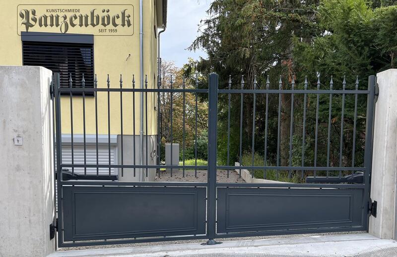 Einfahrtstor Schmiedeeisen mit Torantrieb in Wien