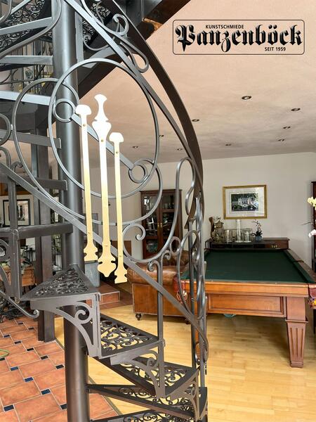 Wendeltreppe mit Jugendstilgeländer