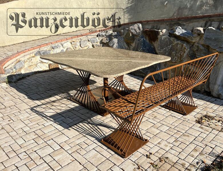 Designertisch & Bank mit Natursteinplatte