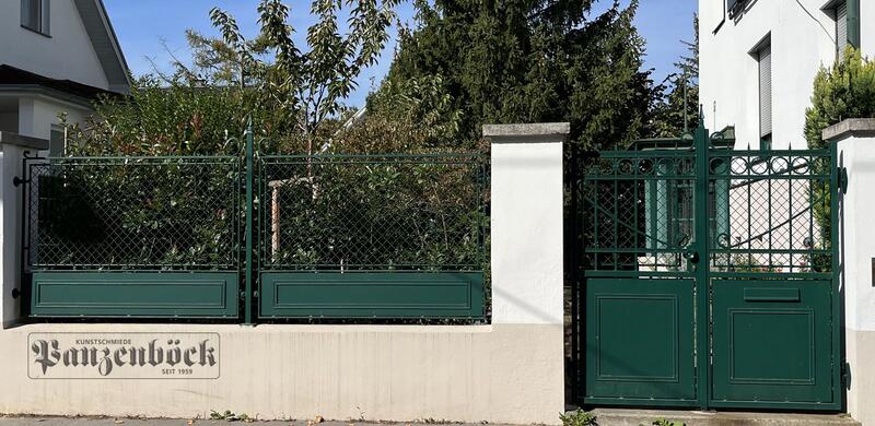 Eingangstor mit Krippgitter in Wien