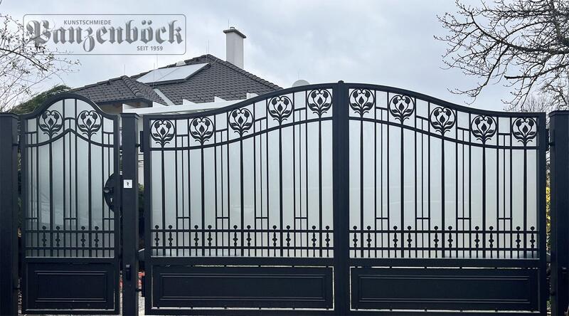 Einfahrtstor Schmiedeeisen Jugendstil mit Torantrieb und Verglasung